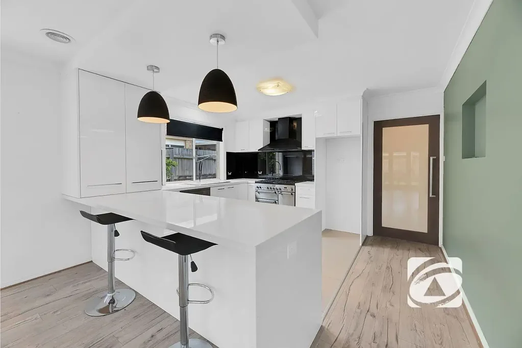 Narre Warren South 3 Bedroom Kids Play, Parents Relax