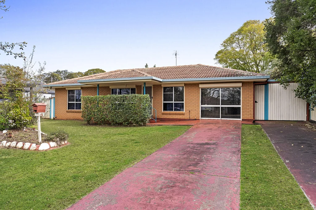 Centenary Heights 4 Slaapkamer Great Opportunity for First Home Buyers & Investors