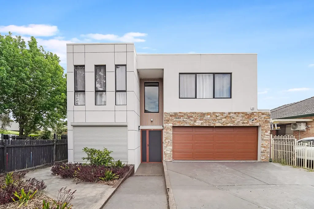 Birrong 7ਬੈੱਡਰੂਮ Modern Family Home + Rare Two-Bedroom Granny Flat with Dual En-suites