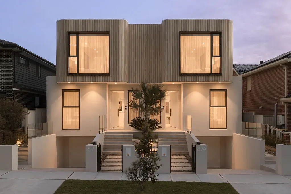 Wareemba 5房 定制住宅典范 JPH Built打造 大理石厨房 人字形橡木地板 电梯通道 游泳池 祖父母套房 步行至村庄 学校 滨水公园 Architectural Luxury in a Blue-Ribbon Wareemba Pocket