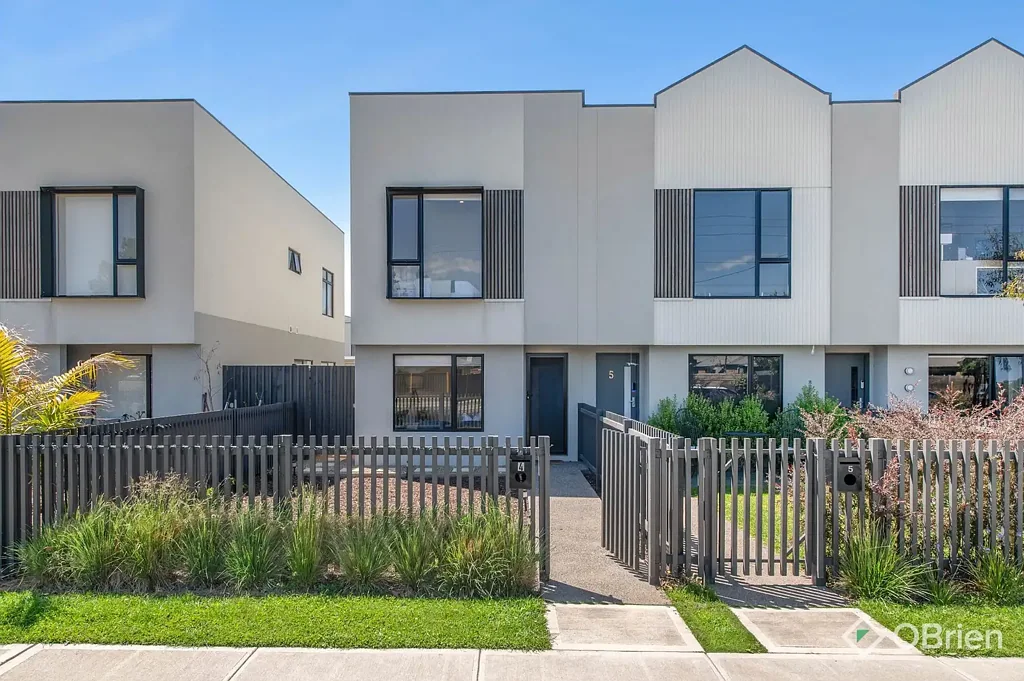 Tyabb 2房 现代舒适联排 别墅装修近新 低维护生活 精心设计时尚 现代厨房石材 宽敞卧室独立浴缸 便利位置步行可达 Cosy, Modern & Perfectly Positioned