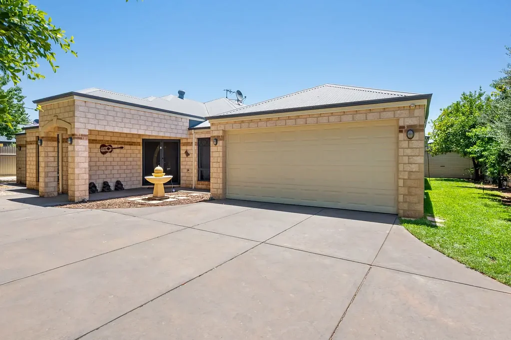 Experience Unrivalled Luxury Living in Exclusive Broadwood