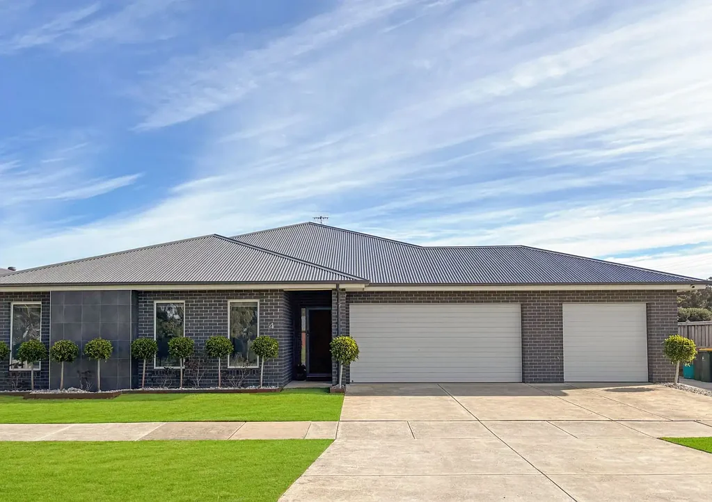 Large As-New Family Home Plus, Plus!