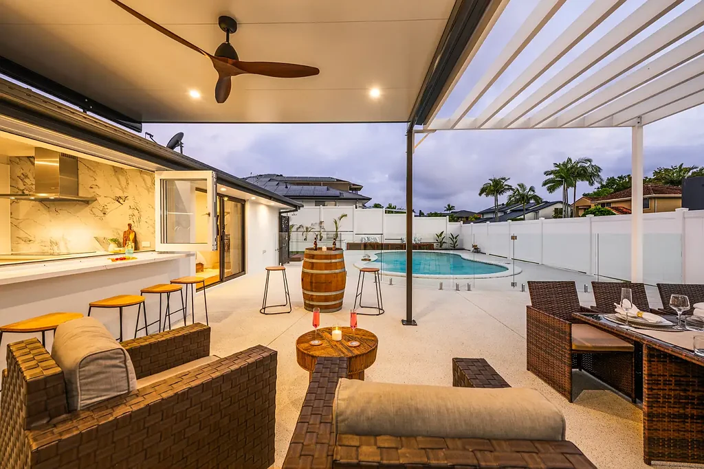 Ashmore 4房  Luxury Family Entertainer with Pool, Spa & Smart-Home Living Near the River