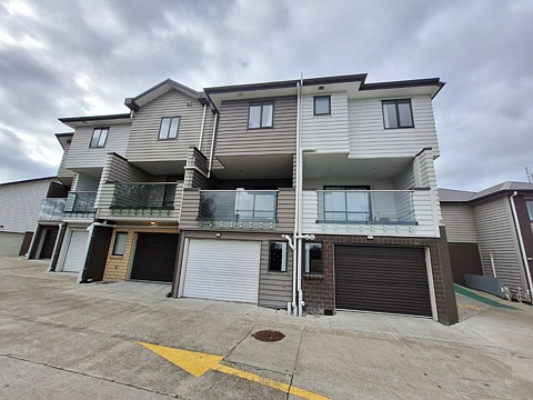 Townhouse 2 bedrooms, 2 bathrooms and 1 garage