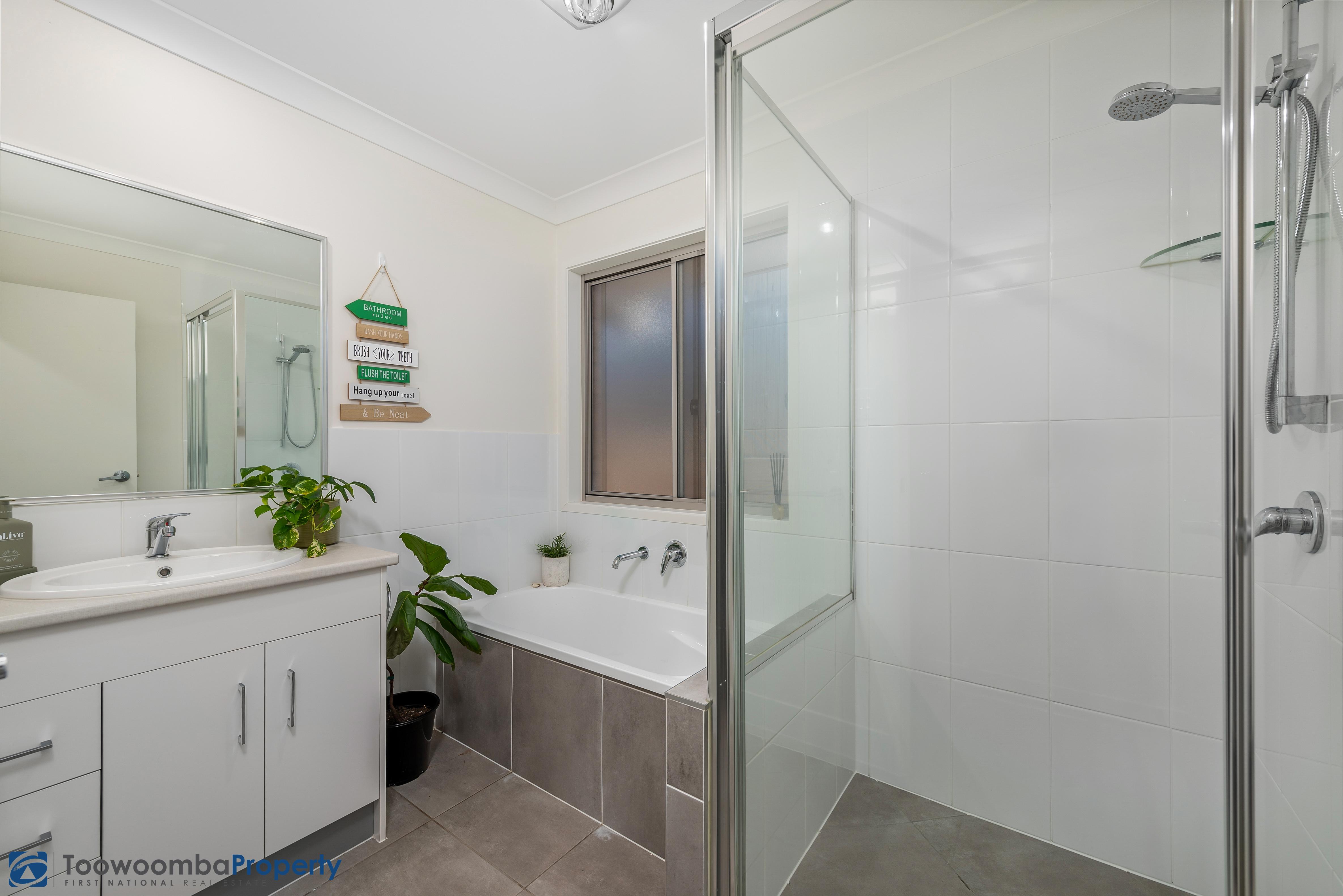 15 DAWN DR, GLENVALE QLD 4350, 0 غرف, 0 حمامات, House