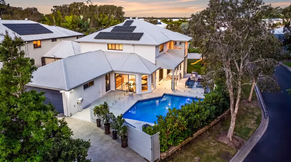 Upper Coomera 5房  Stunning family home on large corner block in prestigious Coomera Waters Estate