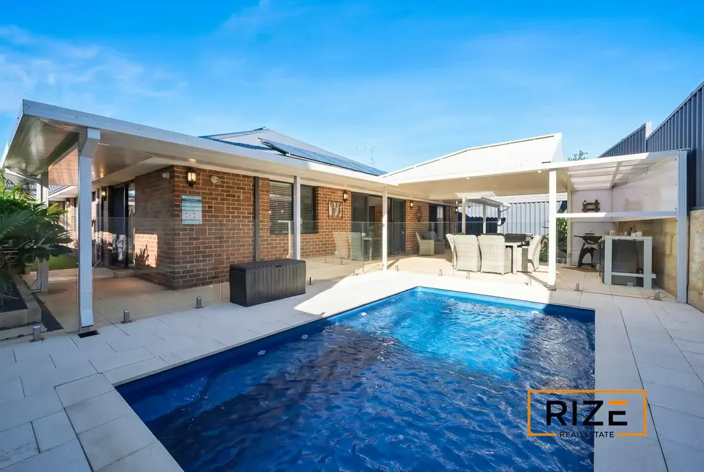 Banksia Grove 5બેડરૂમ Newly Completed with Resort-Style Appeal! 3 Garages plus Pool!