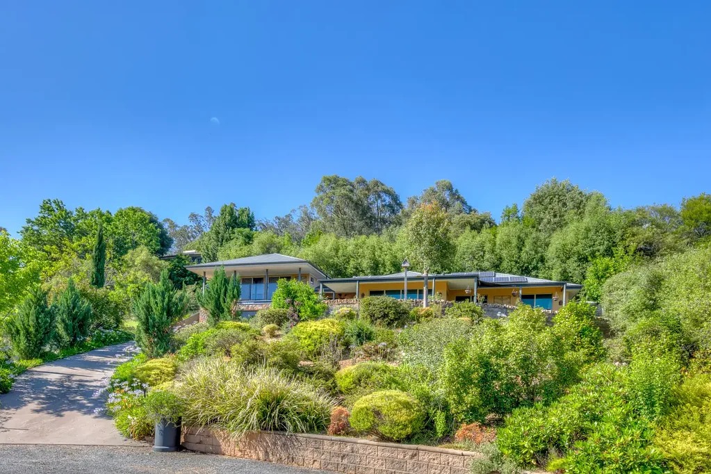 Bright 3房  Spacious Family Home With Valley Views