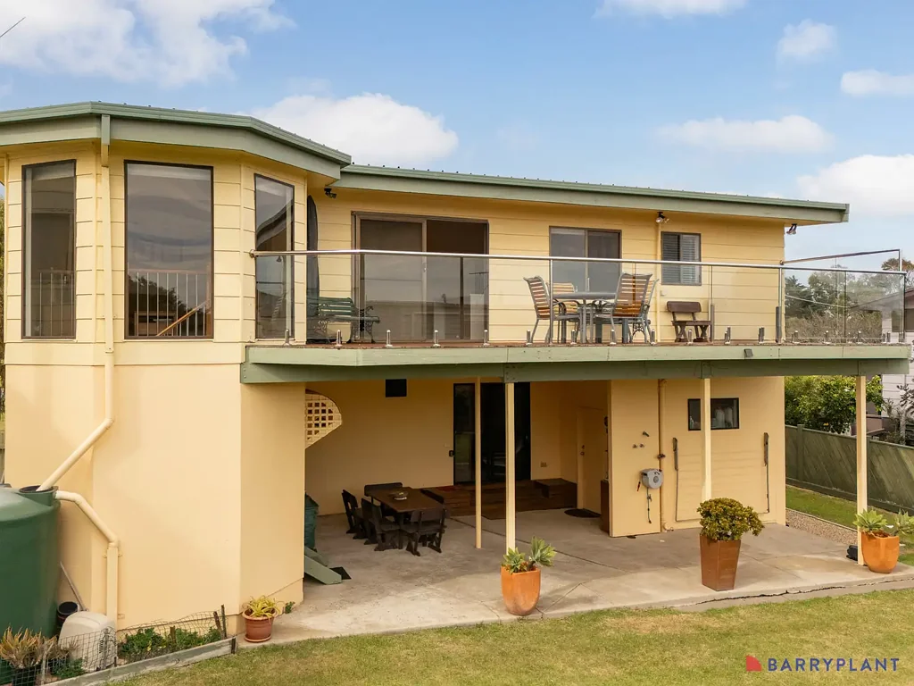Ventnor 4ਬੈੱਡਰੂਮ 4-Bedroom Coastal Retreat with Self Contained Studio & Stunning Water Views – Just 3 Minutes to the Beach!