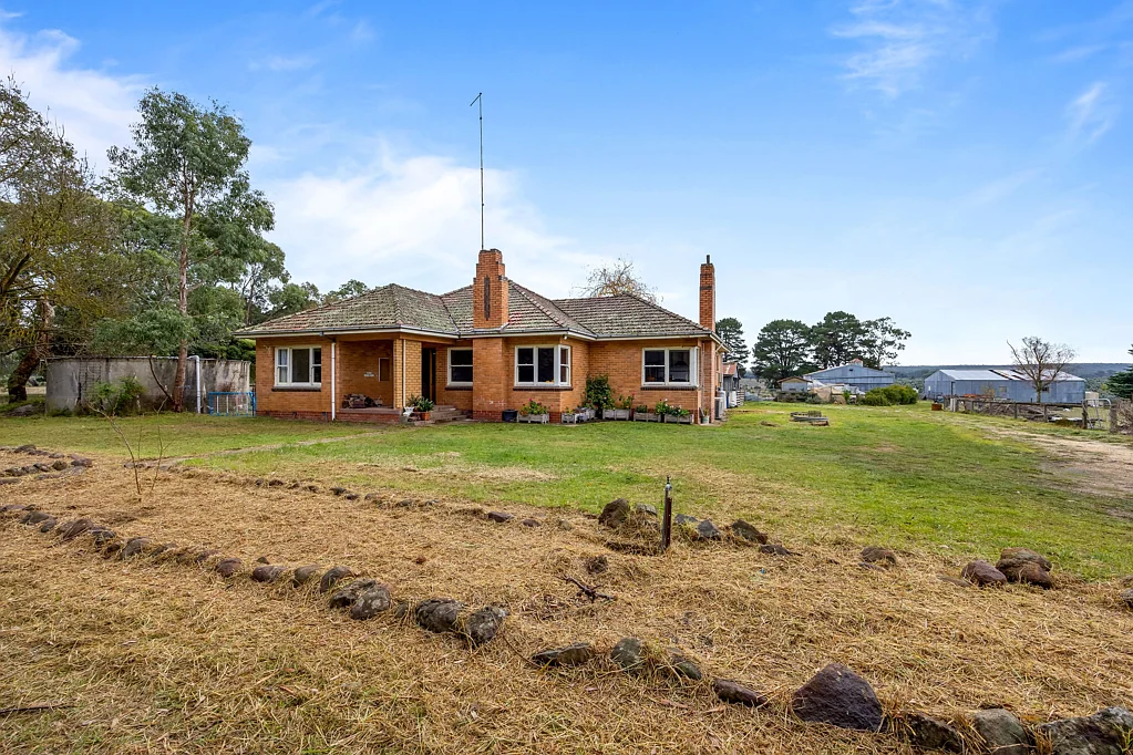 Enfield Charming Hobby Farm On Approx. 19 Acres