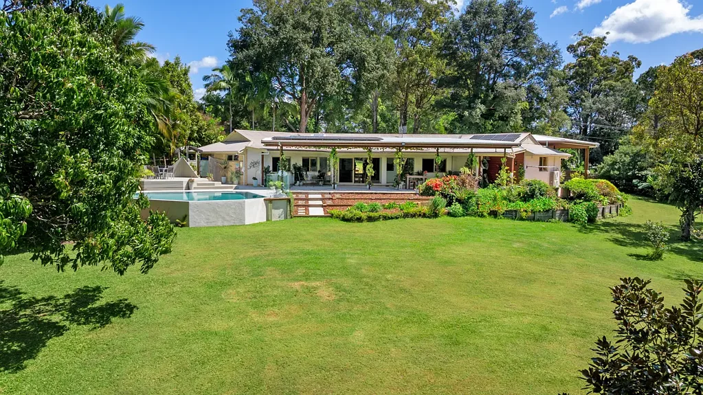 Doonan 4房  Spacious Single Level Acreage Home with Established and Productive Fruit Trees