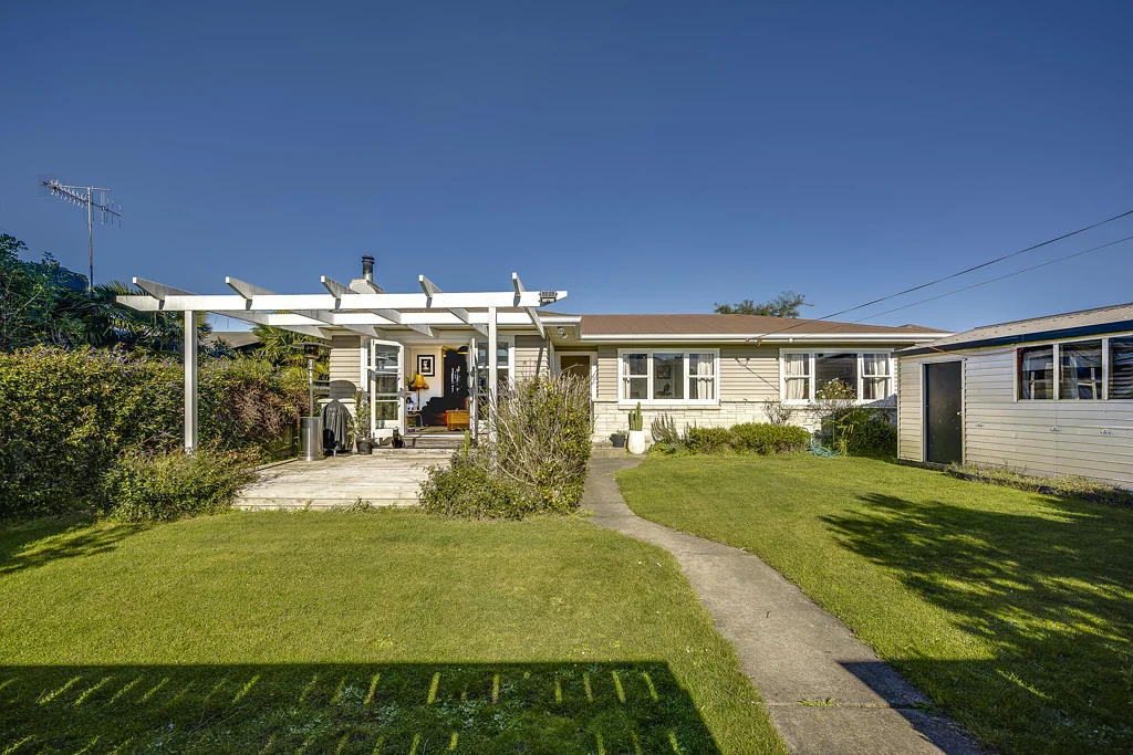 Taradale 3 Bedroom Warm, welcoming and well positioned
