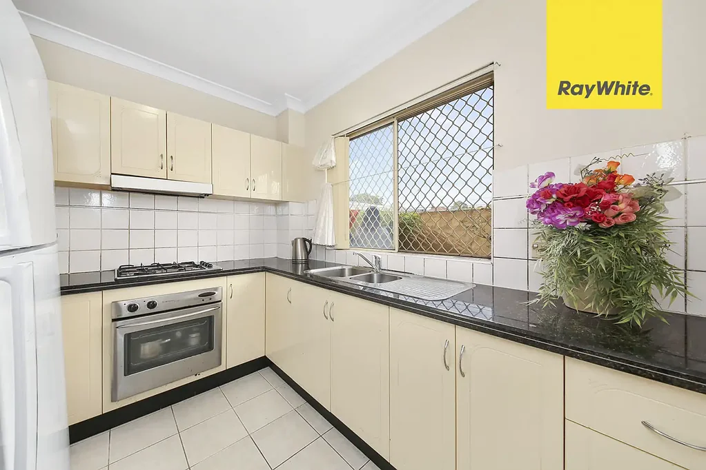 THREE BEDROOMS COURTYARD APARTMENT IN FANTASTIC LOCATION
