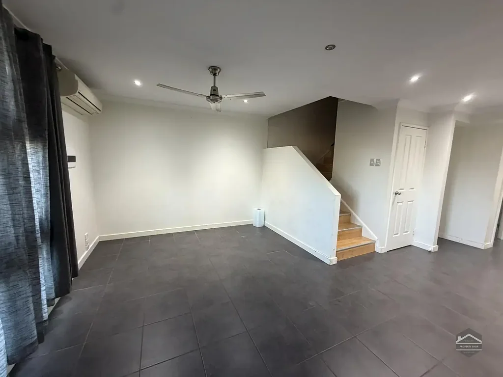 Low Maintenance Renovated Town House!