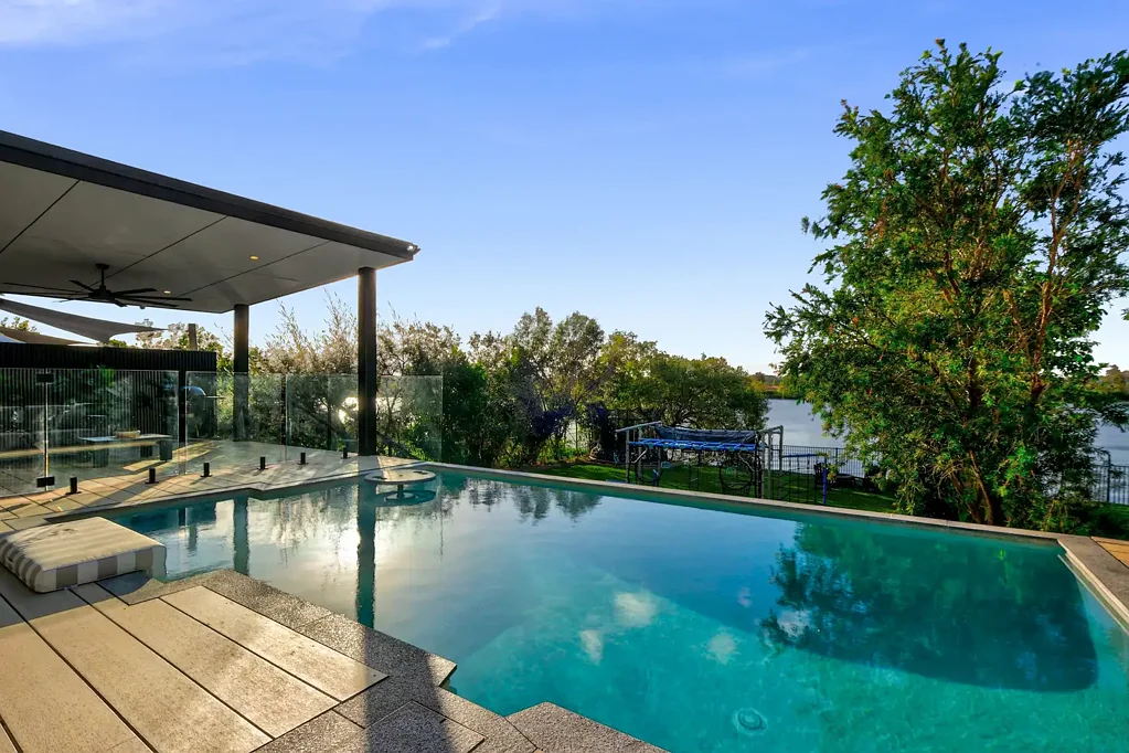 Helensvale 5房  Riverfront Opulence: North-Facing Elegance on the Main Coomera River