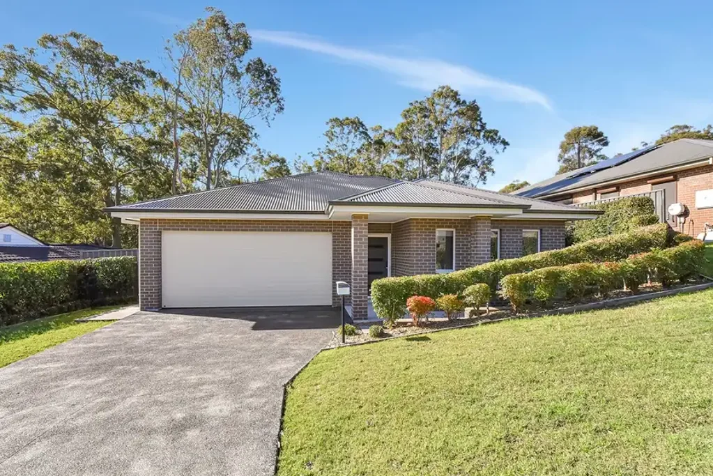 Valentine 4 Bedroom Better Than New + Bushland Views!!