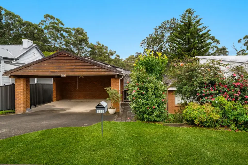 Beecroft 4બેડરૂમ Redevelopment potential with existing 4 bedroom home