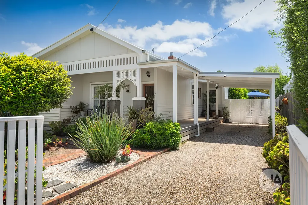 Crib Point 3ਬੈੱਡਰੂਮ Heritage Elegance Meets Modern Comfort on a Quarter-Acre Oasis
