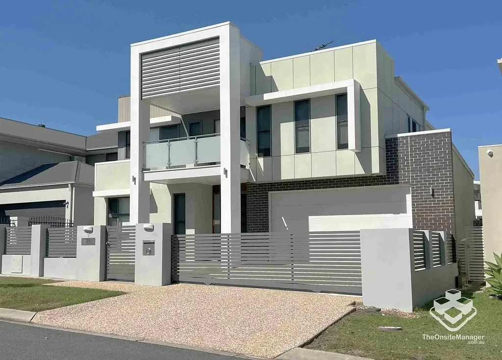 5 bedroom, 4 bathrooms with 2 two kitchens spacious stylish house in the centre of Rochedale