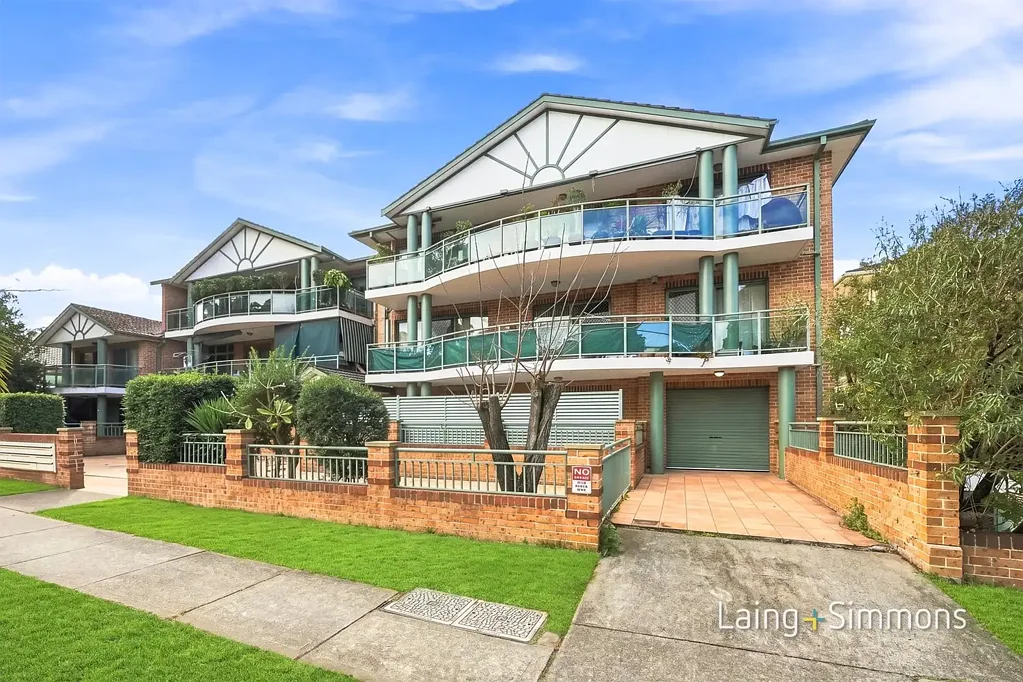 Bankstown 3房 宽敞全砖公寓带双车库 Spacious Full-Brick Apartment with Double Garage