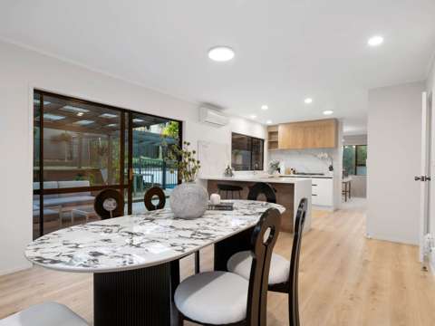 Browns Bay 5 Bedroom Coastal Living Awaits – Land Potential
