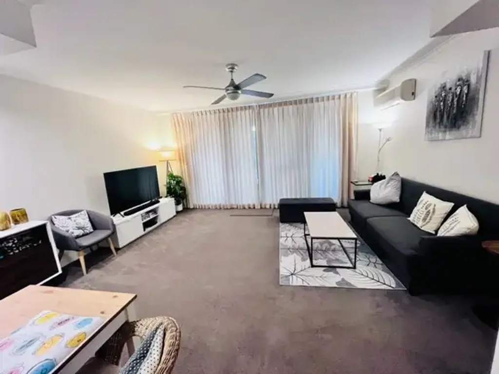 Private, Spacious Modern Townhouse and Practical Layout with 1.5 Bathroom