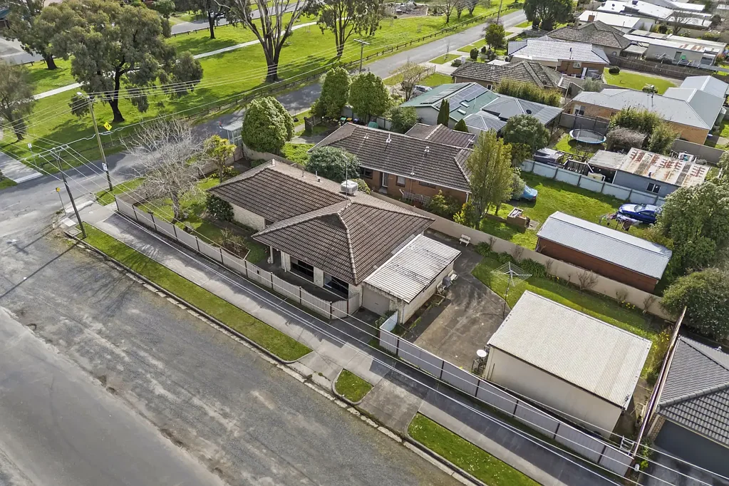 Alfredton 3 Slaapkamer Corner Block Opportunity with Exciting Subdivision Potential