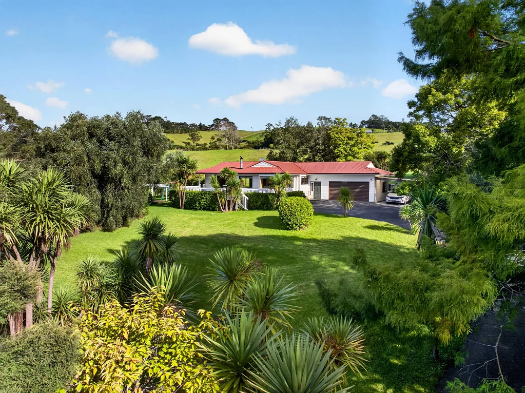 Waimauku Owners heading overseas one way - must be sold