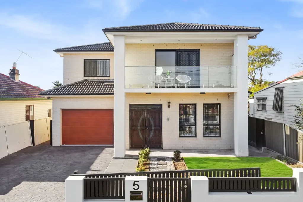Lidcombe 7Zimmer Five bedroom family home plus a self-contained granny flat on a gated 607sqm block