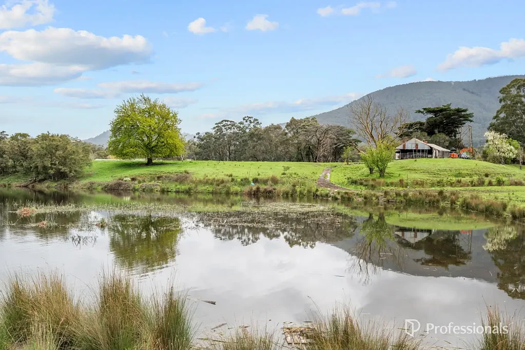 Wesburn 3ห้องนอน SCENIC RIVERFRONT ACREAGE WITH ORIGINAL 3BR COTTAGE