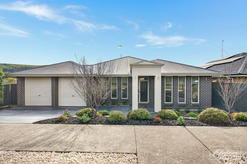 Hayborough 4Kwarto Sleek & Stylish Family Living