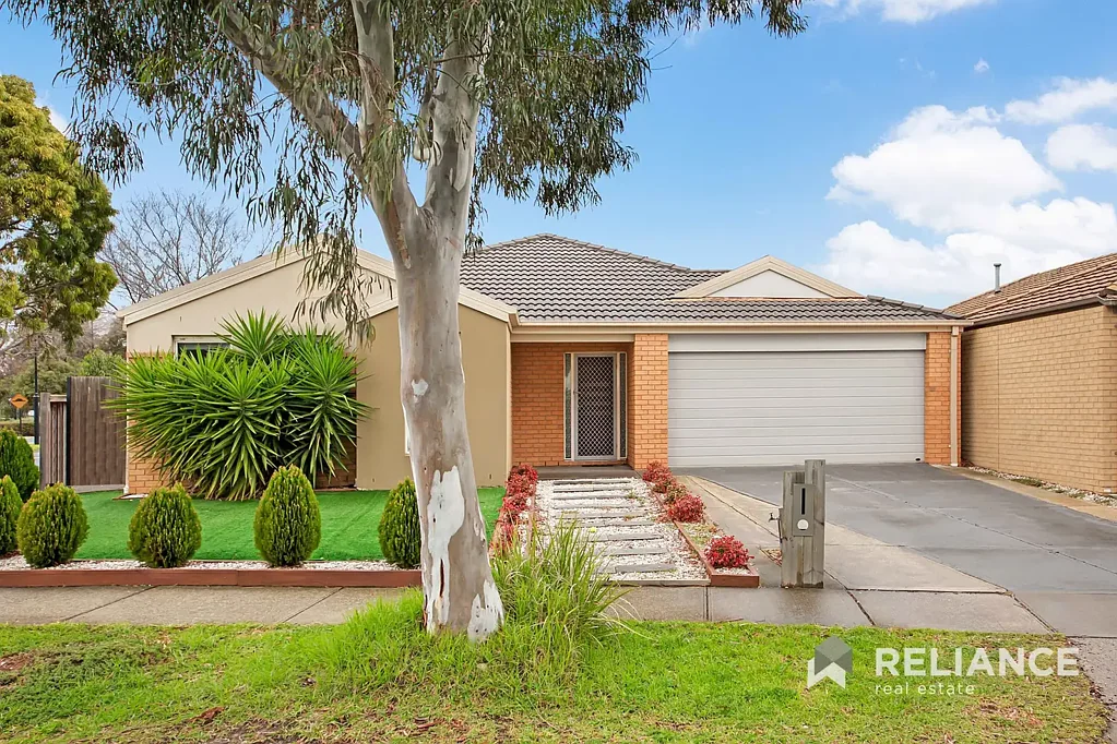 A Spacious Family Haven with Moorookyle Country Club Access!