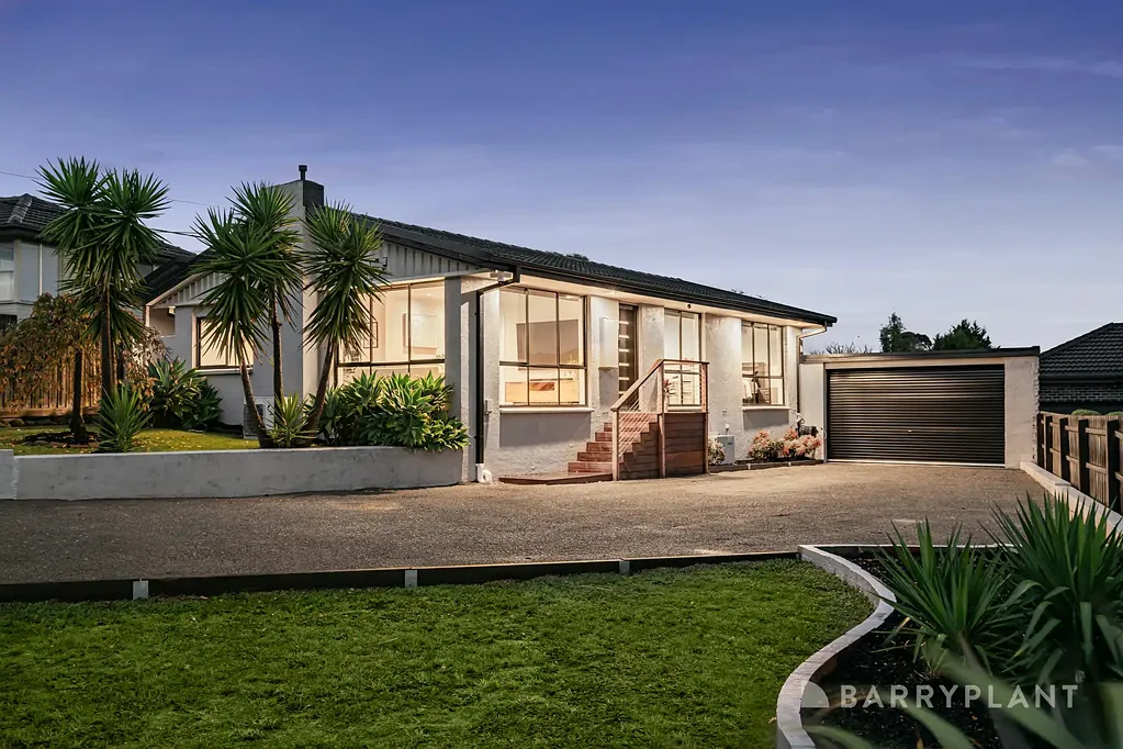 Mooroolbark 4침실 Stylish 4-bedroom family entertainer on 851sqm approx.
