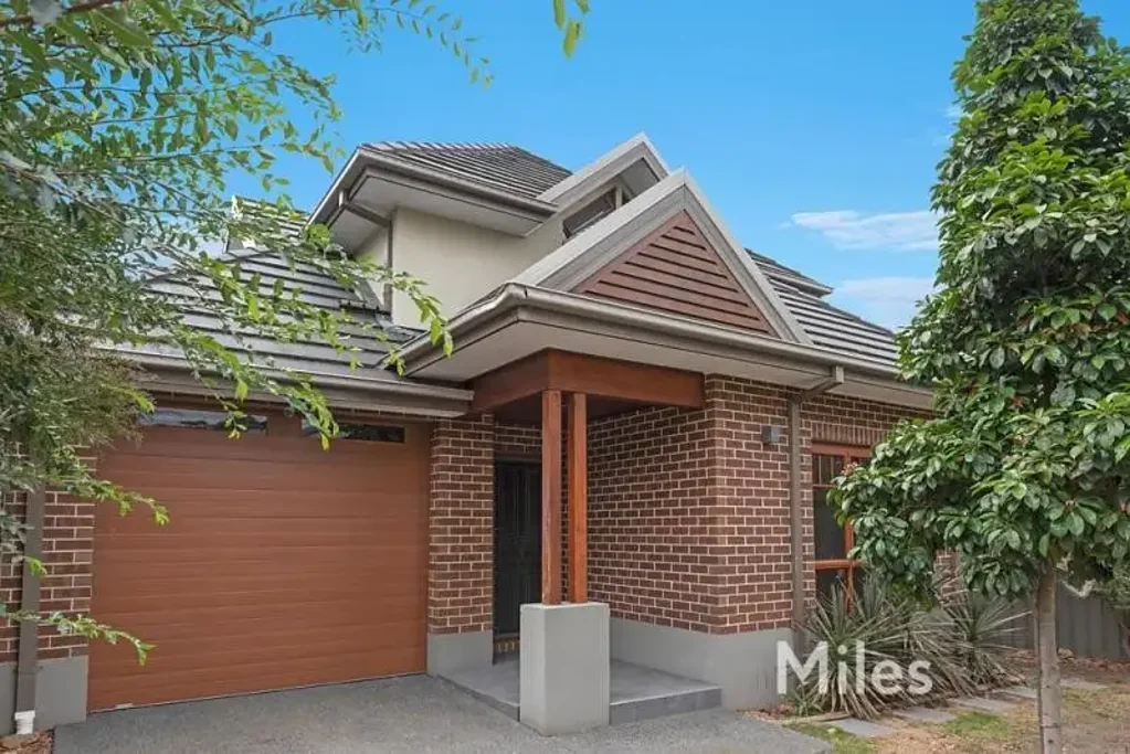SPACIOUS MODERN TOWNHOUSE!