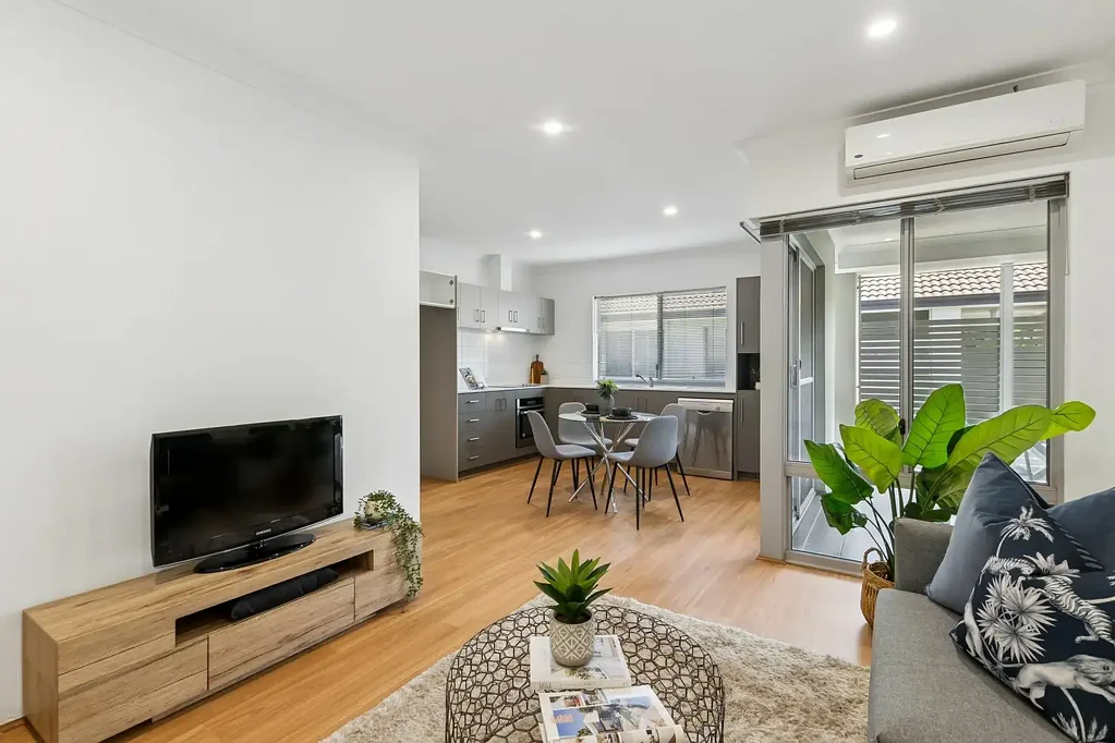 Cloverdale 2ਬੈੱਡਰੂਮ Top Floor with No Common Walls!