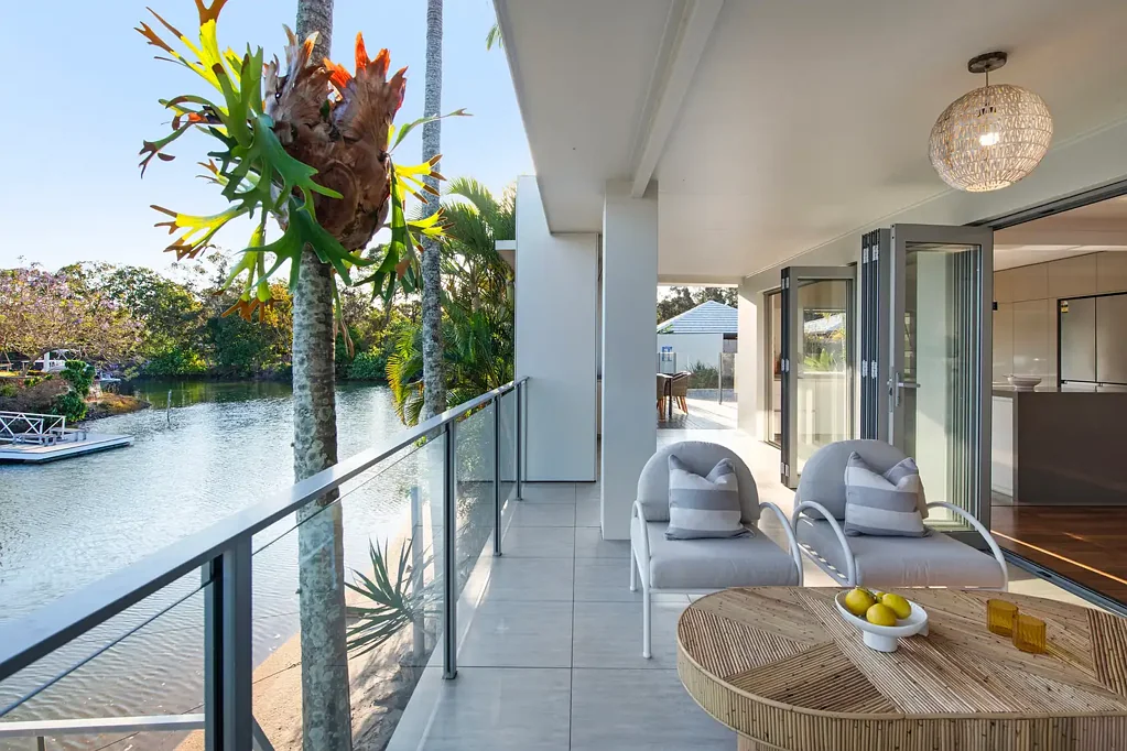 Broadbeach Waters 5房  LUXURIOUS RIVERFRONT RETREAT WITH SCENIC OUTLOOK