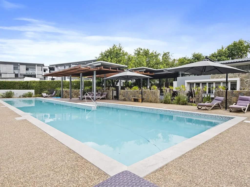 LARGE ONE BEDROOM, ENCLOSED BALCONY,  TIMBER FLOORS - Too good to miss!!!