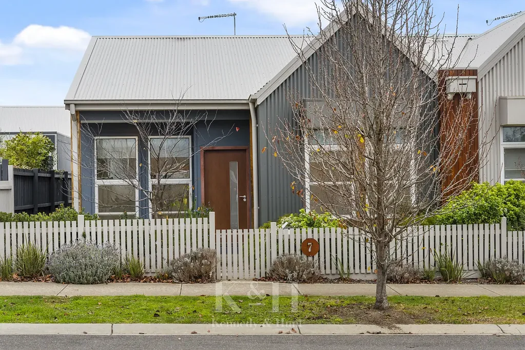 MODERN TOWNHOUSE IN SOUGHT-AFTER LOCATION