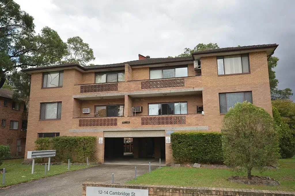 Bright & Spacious 2nd Floor Apartment - North Facing Balcony