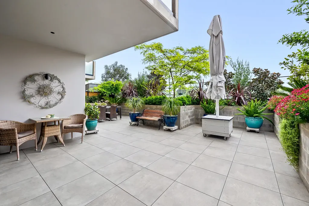 Preston 2部屋 In A League Of Its Own…