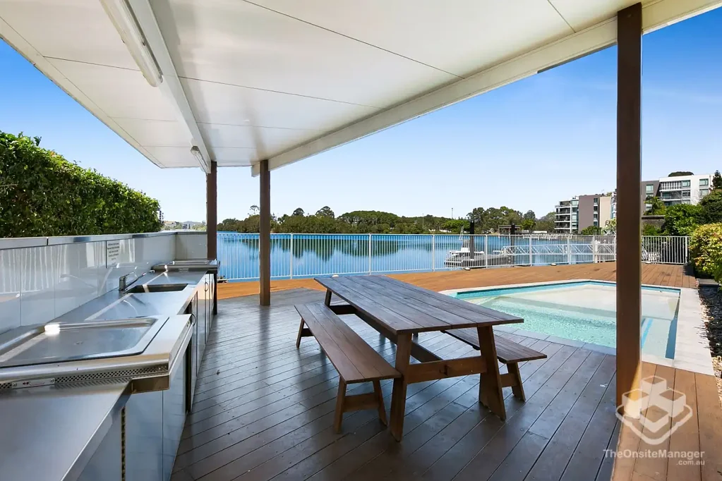 Modern and stylish 2-bedroom apartment in sought after location near Lake Orr.