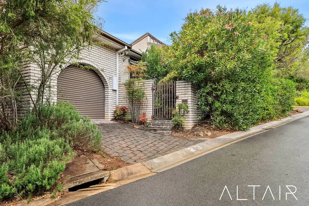 Cook 2房  Charming, split-level townhouse in a leafy, central location.