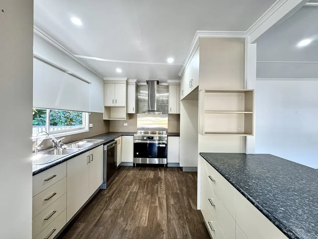 Moranbah 4房  ENORMOUS HOME. ENORMOUS BLOCK. ENORMOUS SHEDS. RENOVATED TO PERFECTION & UNLIKE ANYTHING ELSE IN TOWN IN EVERY ASPECT