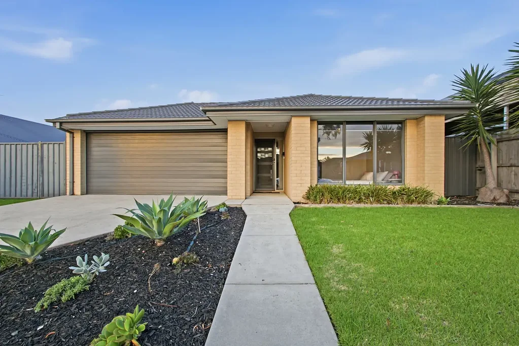 Traralgon 4બેડરૂમ An Emerald Waters Gem!