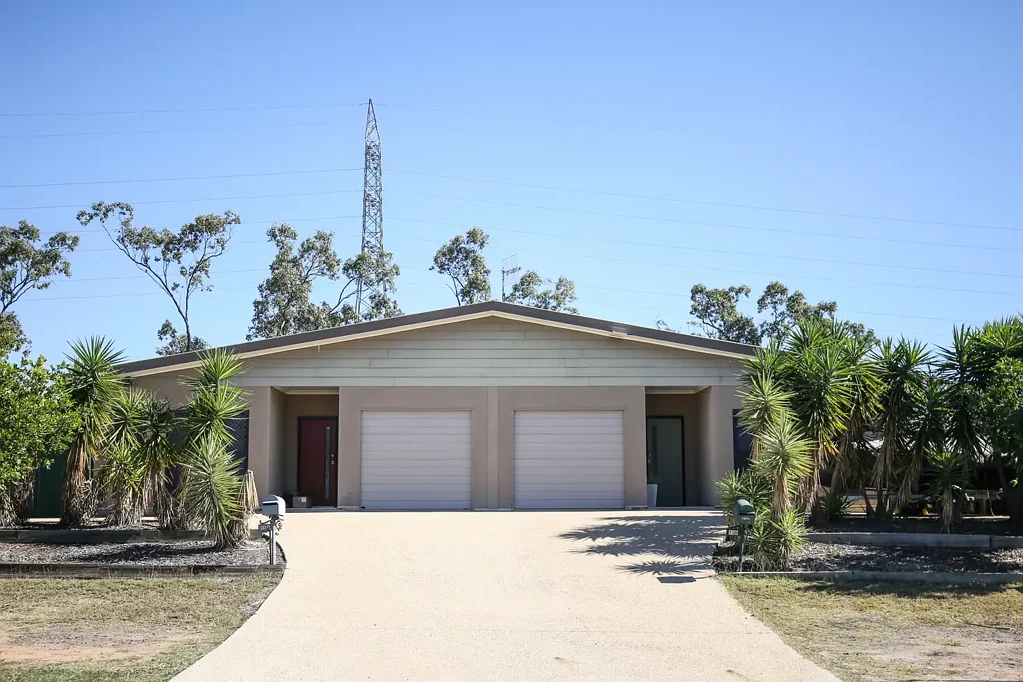 Moranbah 6房  2 MODERN DUPLEXES IN NEW AREA OF MORANBAH! AN INVESTORS DREAM -LONGTIME TENANTS @ $750/WEEK EACH