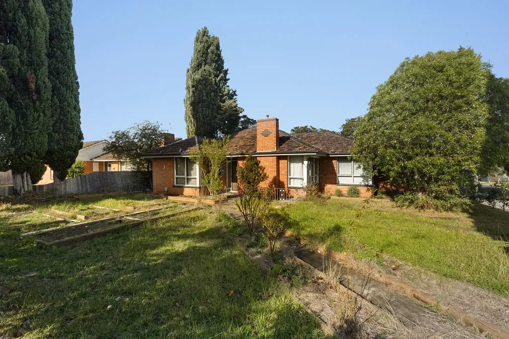 Mount Waverley 3房 街角地块850平米 学区房近高速 多功能起居 双车库后院阔 重建潜力大 Prime Potential on 850m² in an Unbeatable Location