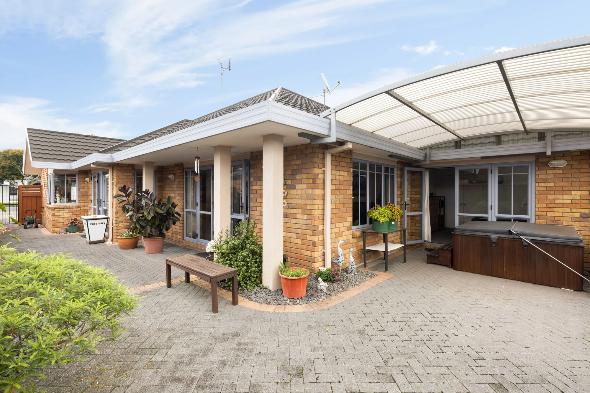 Cambridge 3Phòng ngủ Immaculate, Private, Easy-Care – The Location!