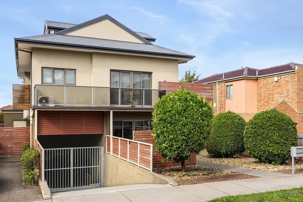 Clayton 1ห้องนอน Secure, Spit Level Terrace Home With North Light Across Both Levels
