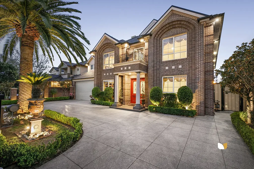 Essendon 5कमरा Expressions of Interest Closing Wednesday November 4th at 5:00pm unless sold prior